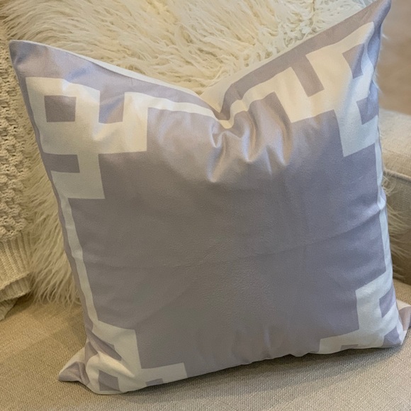 🏡GLAM DECOR Other - STUNNING GRAY PILLOW
